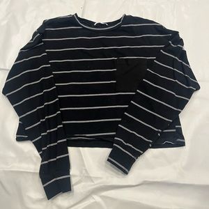 Black and white crop long sleeve t-shirt